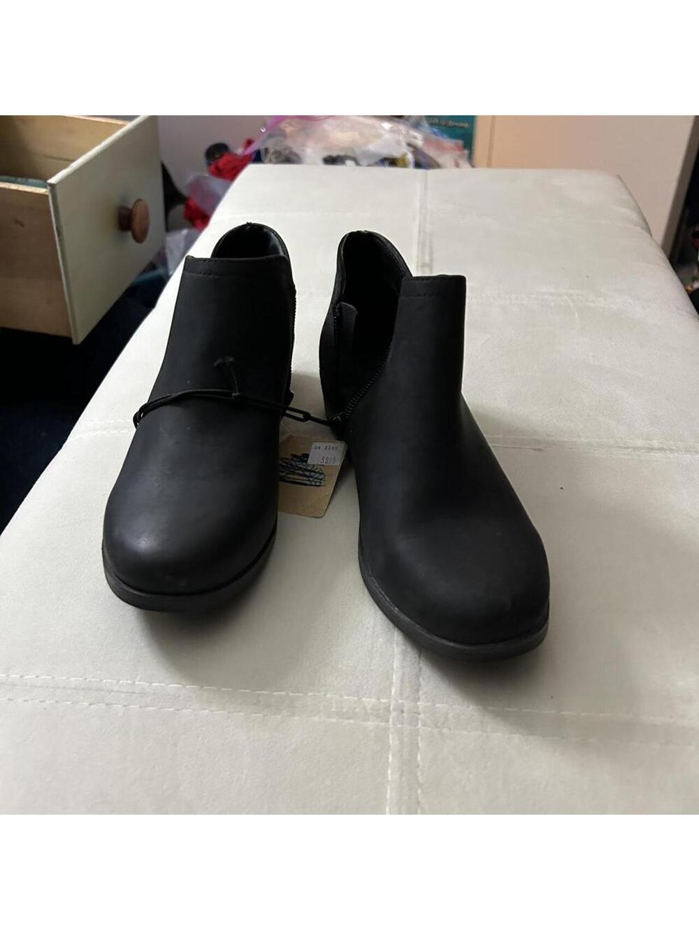 There About Black leather ankle boots with a chunky heel. Size: 3